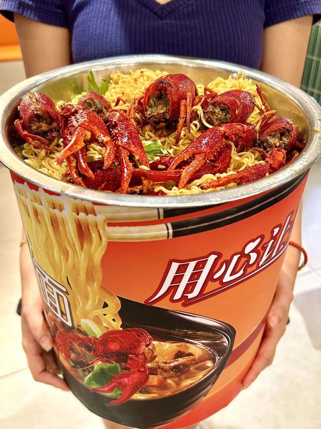 长沙德思勤！吃到超超超大桶龙虾面！