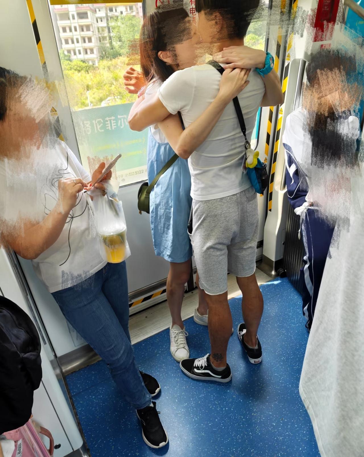 深铁这么开放了吗[笑哭][笑哭][笑哭]
真的是目中无人，哥们两个人激情的不管不