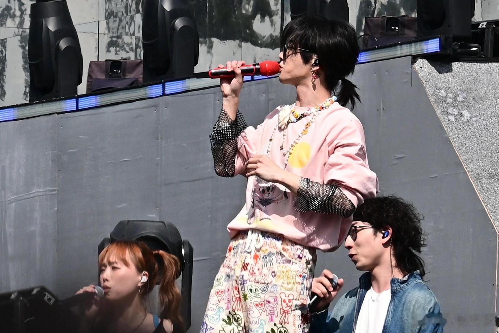 #华晨宇演唱会 香水喷泉#难道这就是传说中的香水喷泉吗？看个演唱会还能香香地回家