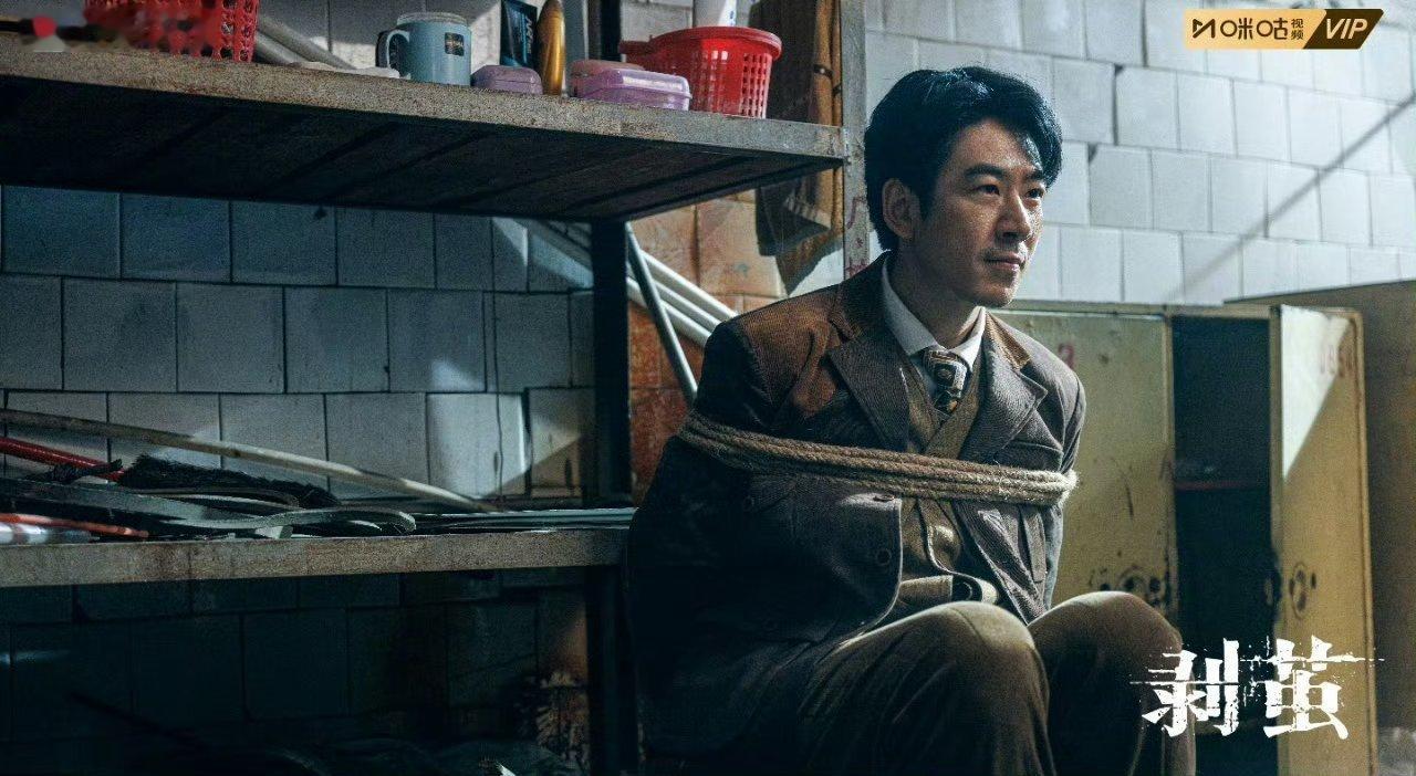 剥茧收官回忆杀真相一层层解锁，最后触到的是每个人的软肋。齐法医终于解开心结拥抱暖