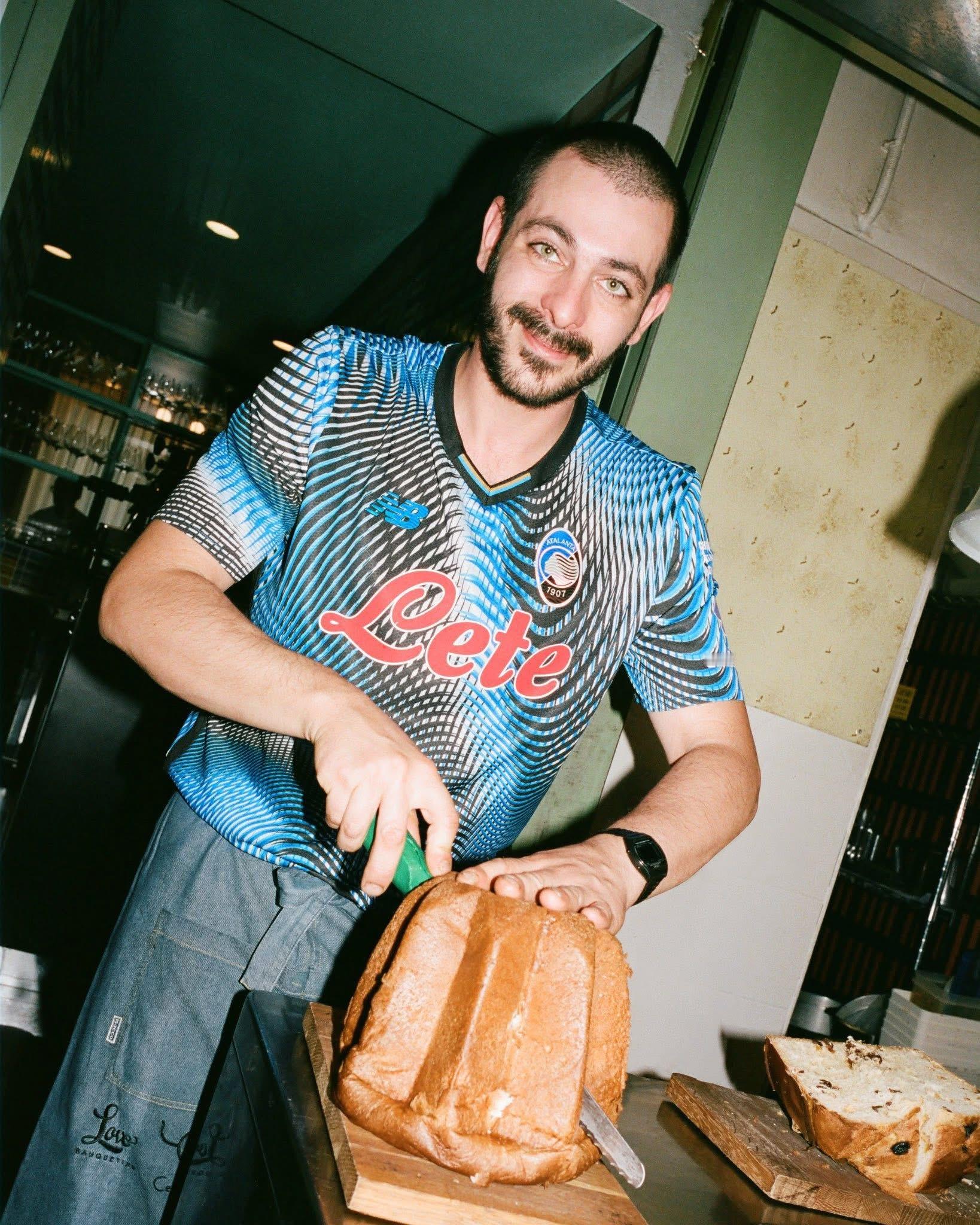 見到亞特蘭大按照慣例推出特別版波衫，就知道聖誕快到嘞！🎄🔵⚫️今年呢件唔算好