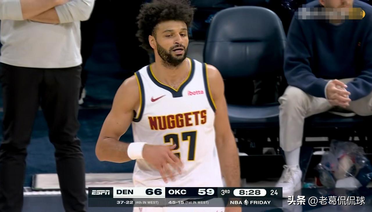 掘金当家后卫穆雷真是恨死约基奇了！在今天掘金客场以121：127输给雷霆的比赛中