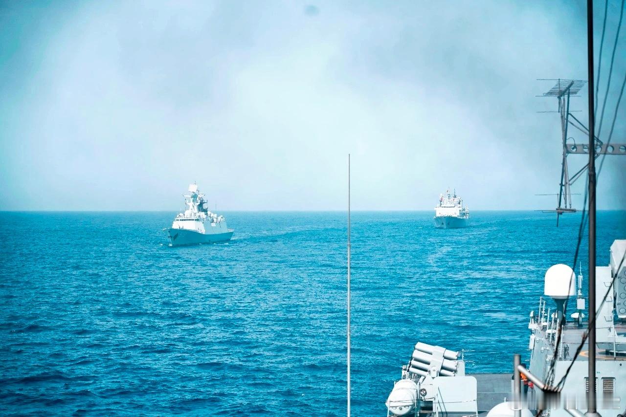任务交接[拳头]海军第48、49批护航编队在吉布提保障基地，组织护航任务交接仪式
