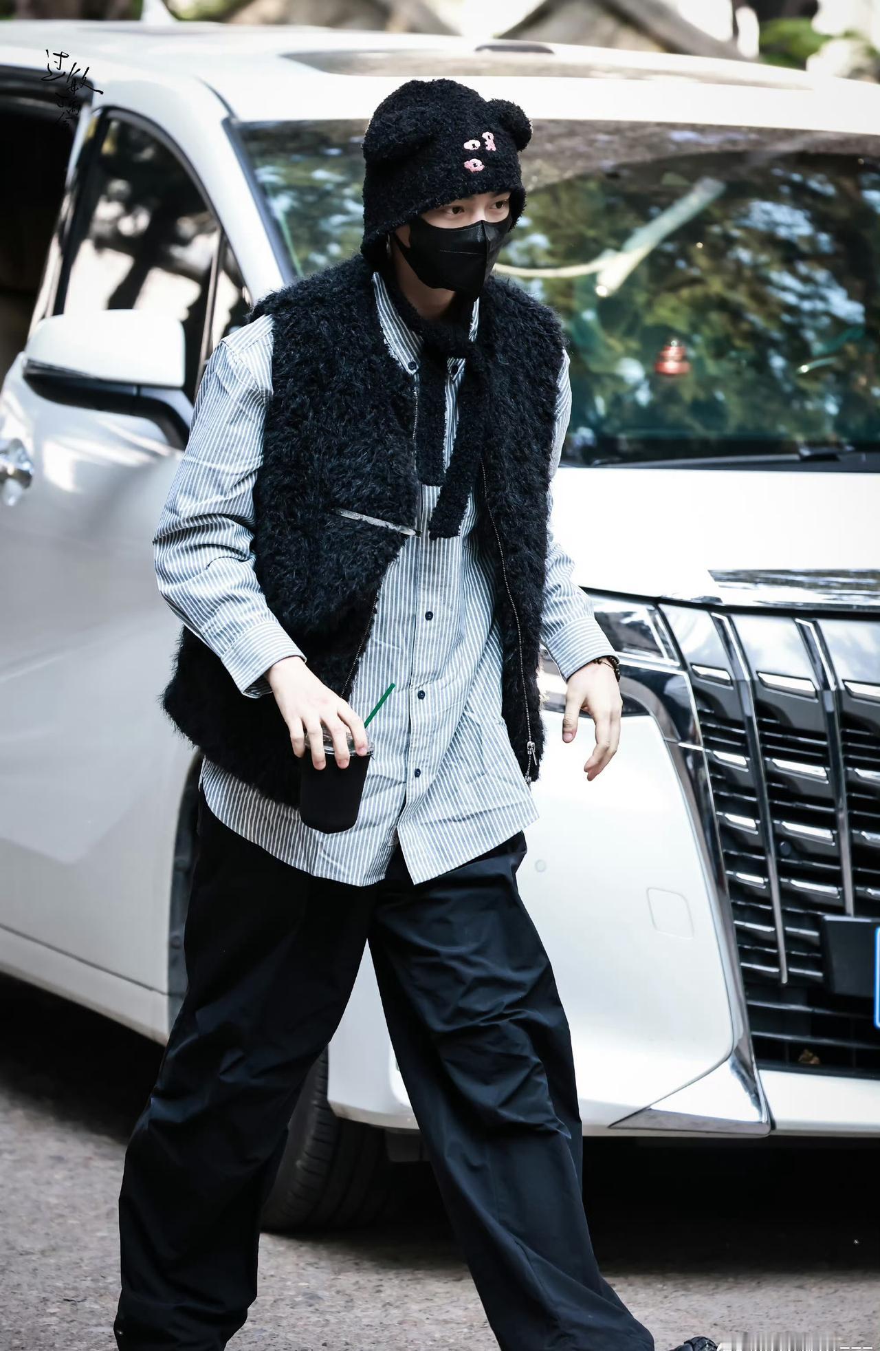 dyx丁禹兮陈伦 

沙漠的皱纹里藏着绿洲的胎记，每粒沙都是干涸的星辰在忏悔 