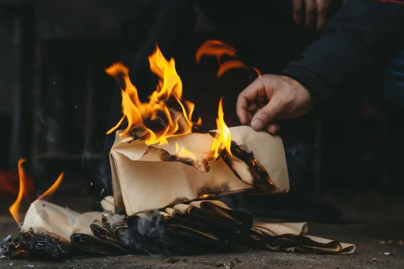 1月5日湖南，母亲去世22天后父亲也去世了，女孩凌晨家门口放鞭炮报丧，没多久邻居
