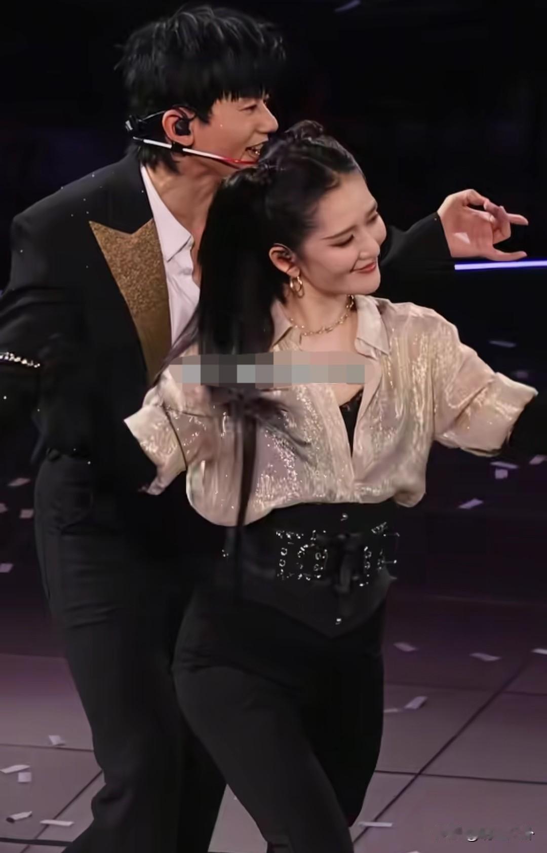 张杰澳门跨年演唱会，眼睛直勾勾的看着谢娜[呲牙][呲牙][呲牙]谢娜真的是个能量