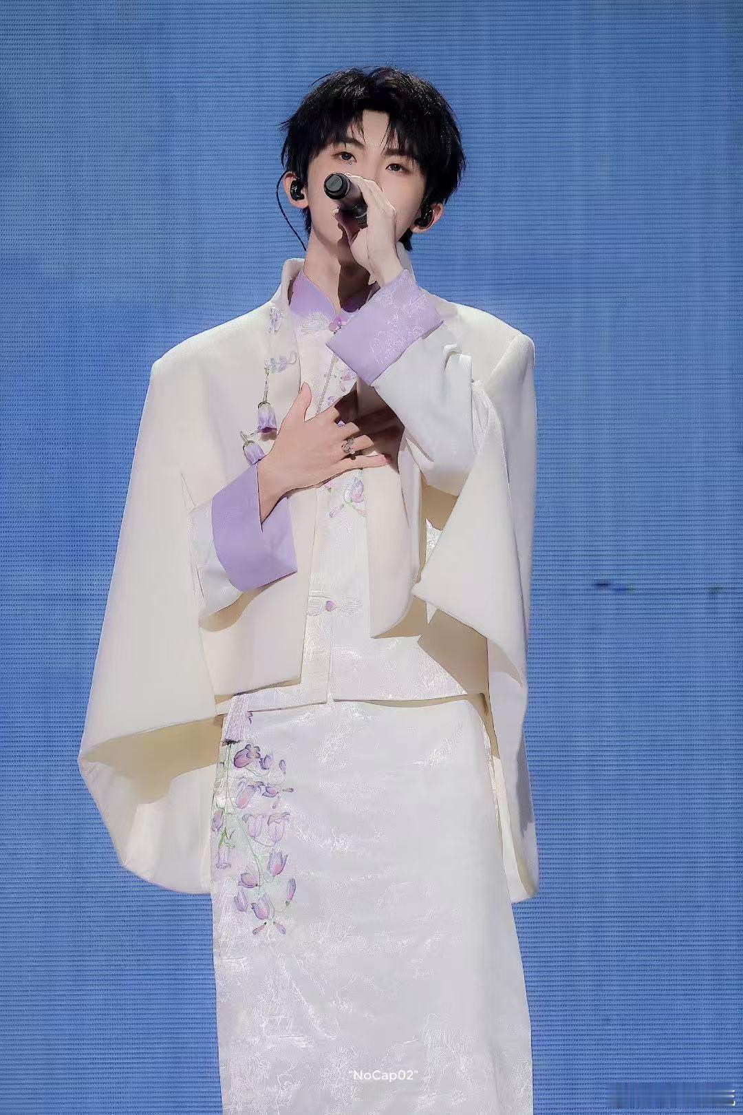 救命！马嘉祺的民国扮相也太有感觉了，眉眼间透着温润的公子气，妥妥的上海滩贵公子既