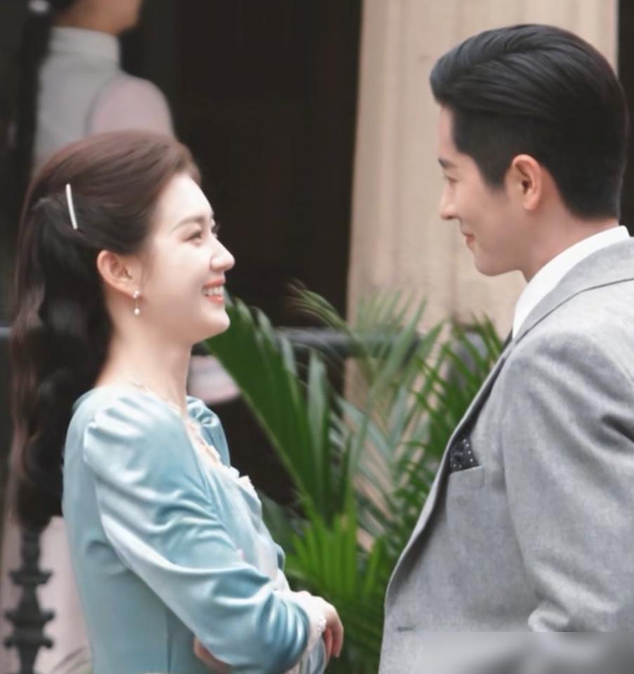 最近翻到《玉簟秋》去年的路透瓜。
 
女二郭宇欣的造型真狠。缎面旗袍换着玫红宝蓝