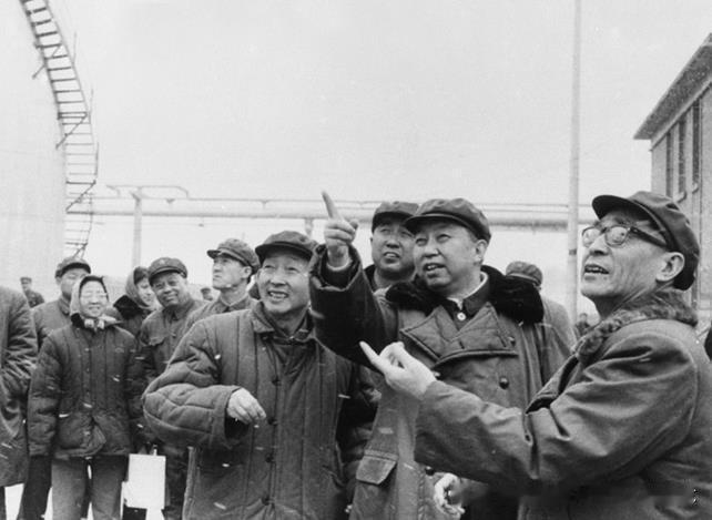 1977年4月17日，华国锋迎着风雪，亲临新建投产的大庆化肥厂视察。