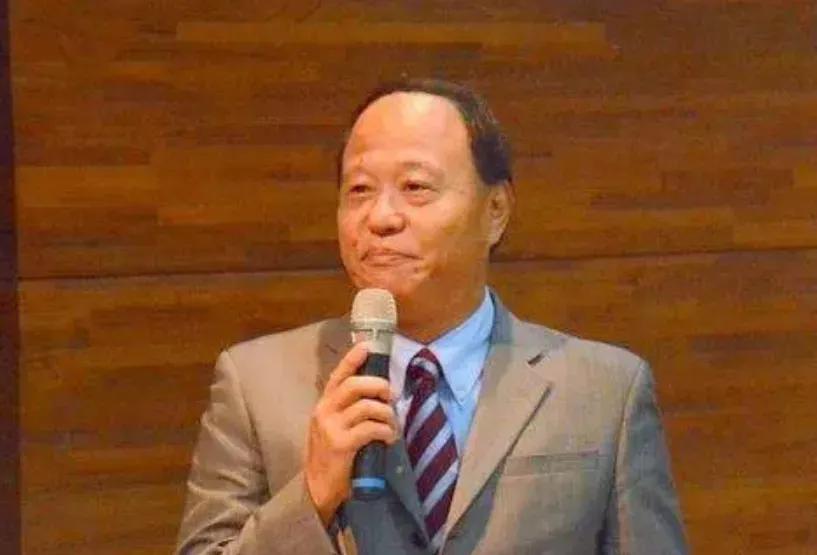 这个家伙是台湾当局“国防部副部长”柏鸿辉，台媒报道，他今天（2月27日）宣传，台