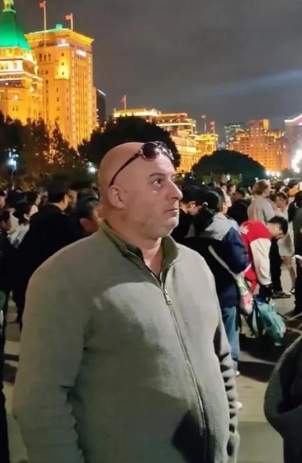 为什么很多美国人到了中国后不笑？因为这些外国人突然发现被西方媒体忽悠了，纽约大学