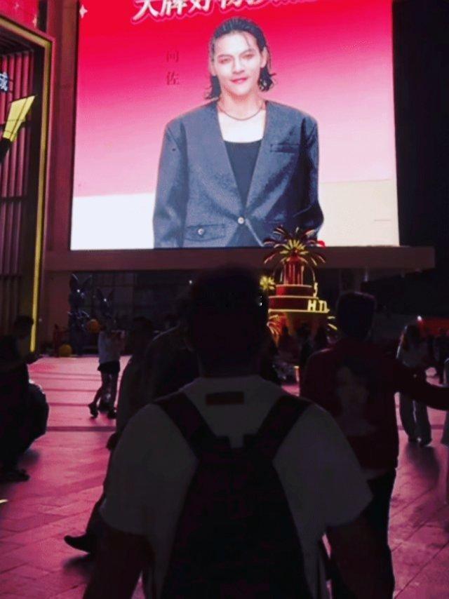 向佐偶遇了向佐 谁懂啊！向佐居然和自己的人形立牌撞个正着～ 作为行走的“反差感制