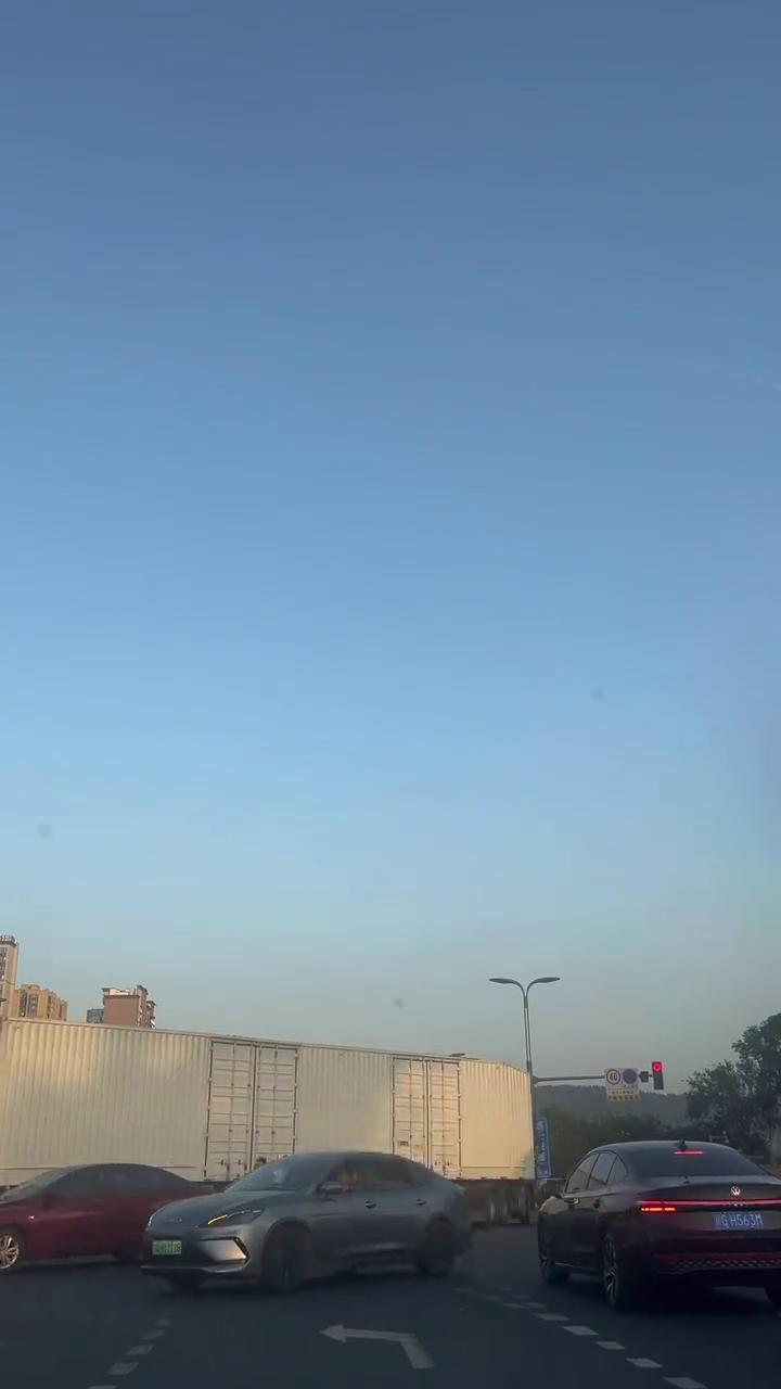 电动汽车忽悠了我们所有人，它把所有人的注意力都忽悠到环保、省油、省钱、智能驾驶，