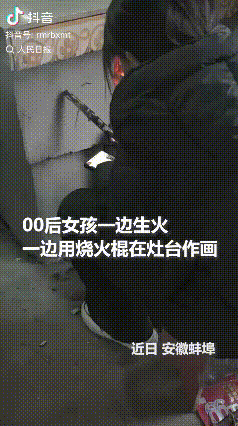 近日，安徽蚌埠，一位00后女孩在家中灶台前生火做饭，手里握着一根普通的烧火棍，谁