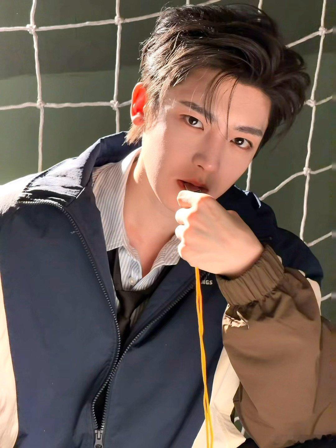 侯明昊怼脸拍怎么拍都好看侯明昊怼脸拍怎么拍都好看，高清镜头下状态封神，帅气吸睛 