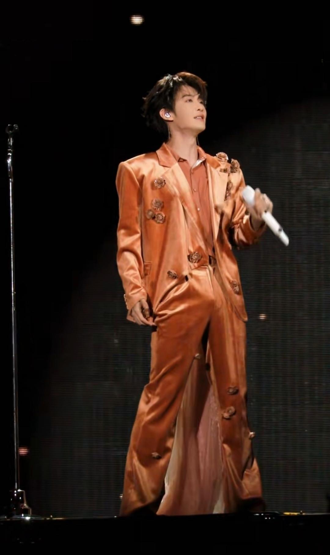 笑发财了！
深圳演唱会上，万众瞩目，主打一个“只要自己不尴尬，尴尬的就是别人”！