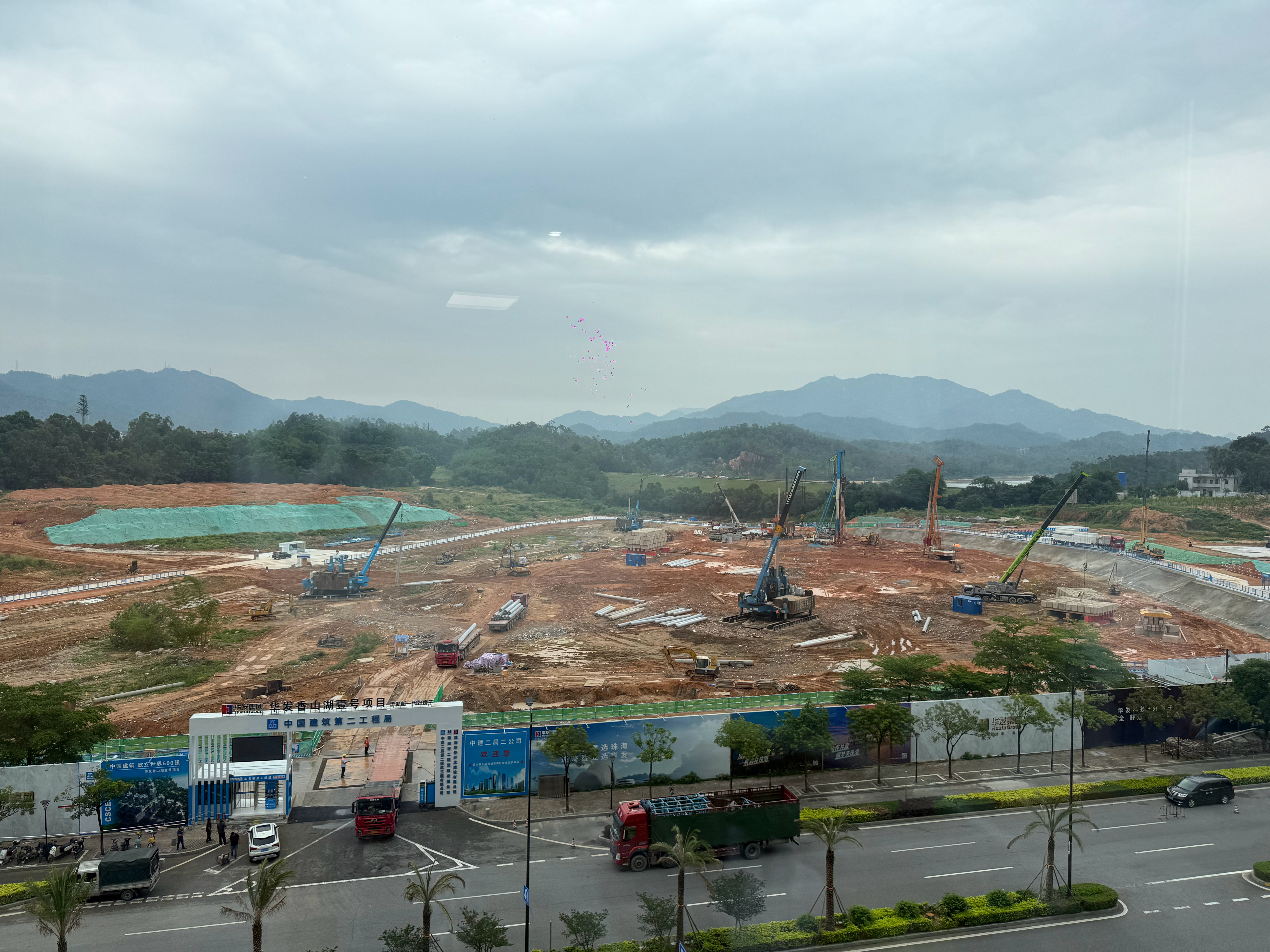 凤凰山畔终成住宅，离水库那么近，这得打多少根桩？ ​​​