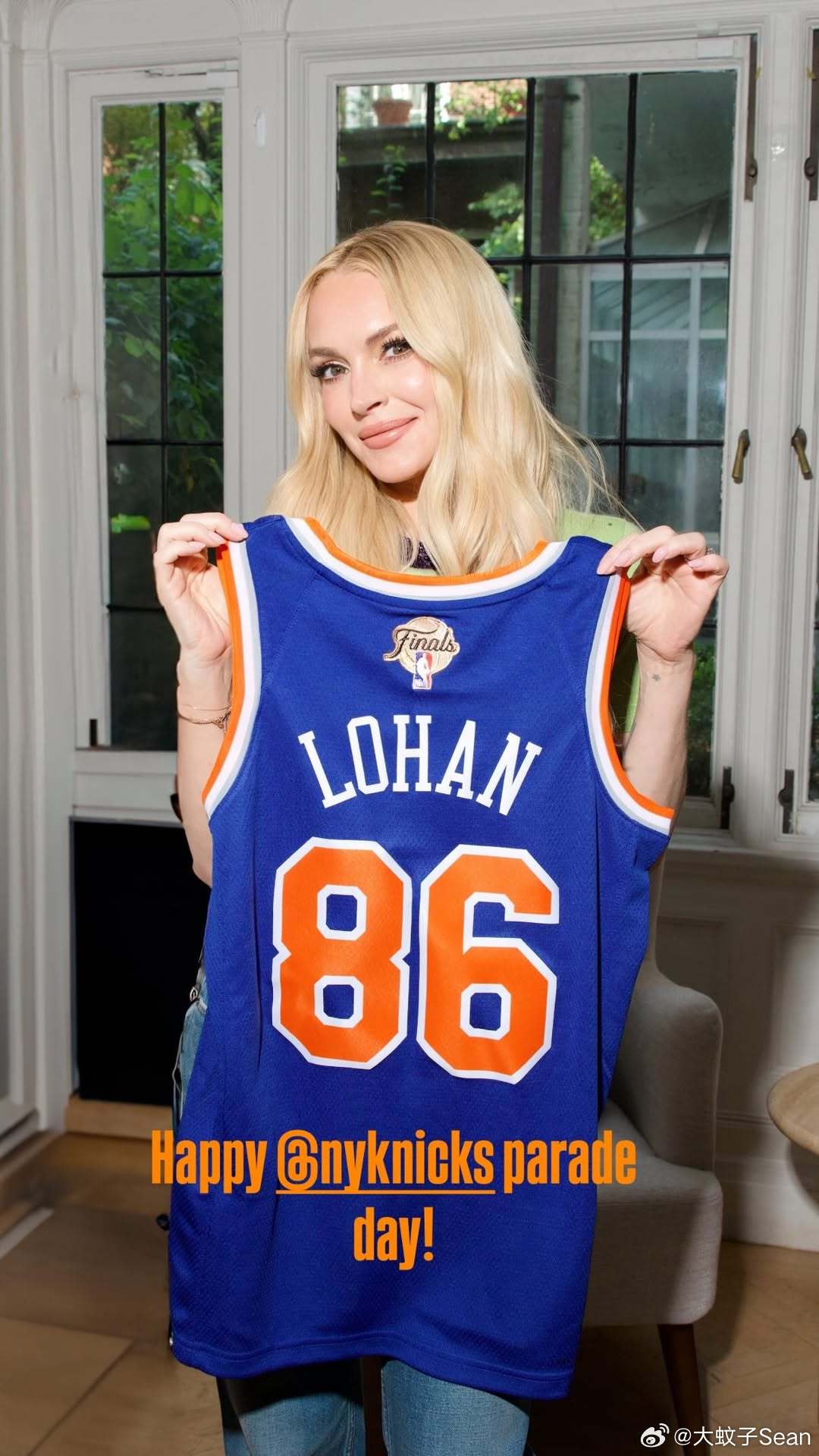 Lindsay Lohan林赛罗韩晒出她的尼克斯专属球衣，庆祝今天尼克斯在纽约的