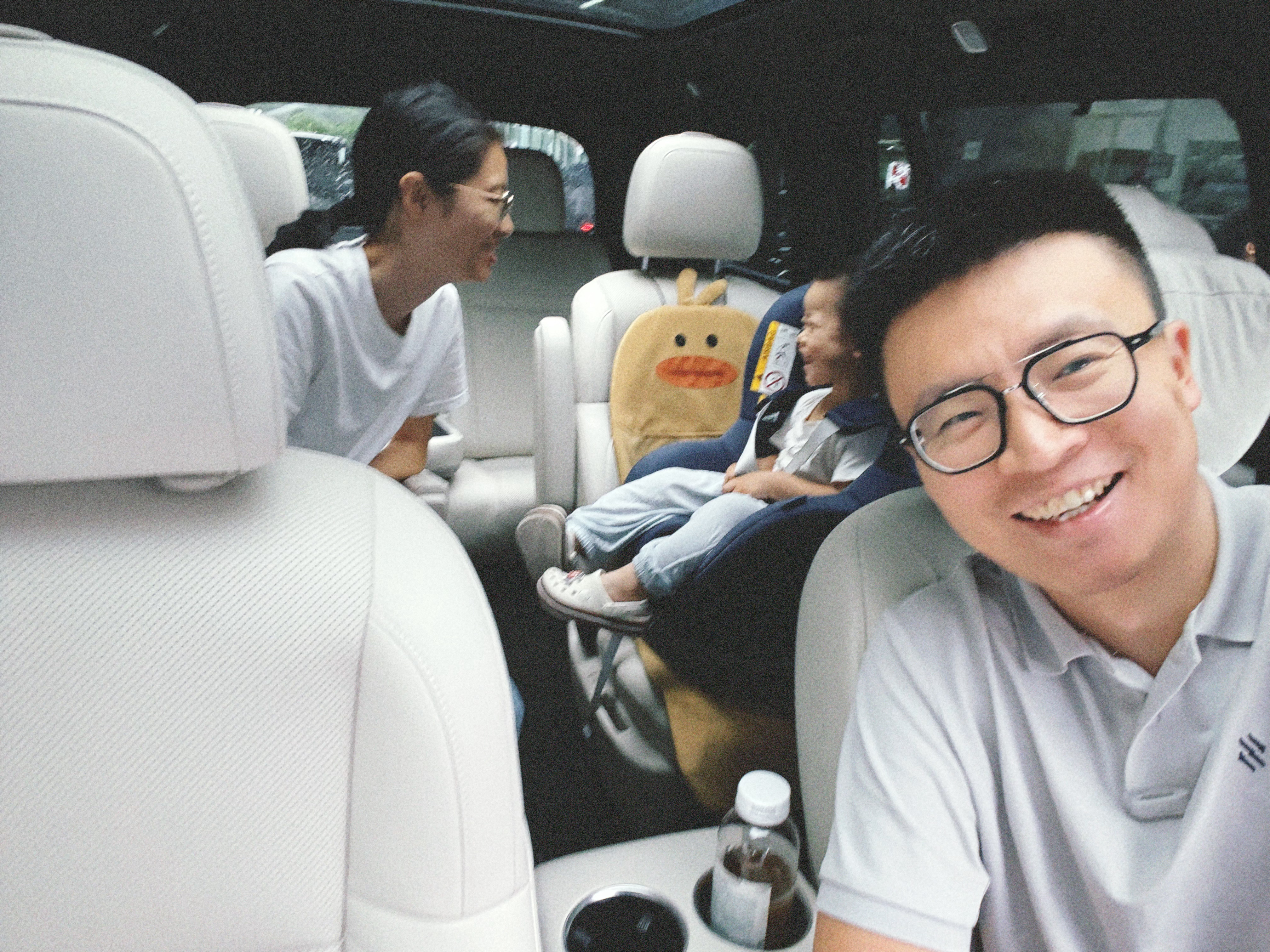 一家三口，开心到失焦Inside our L9 