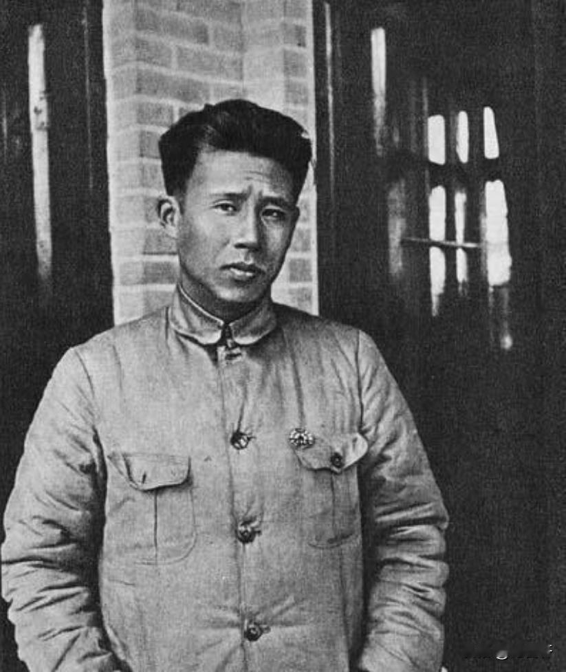 1933年2月，陈赓和廖承志在上海法租界先后被捕，廖承志一副贪生怕死的样子向敌军