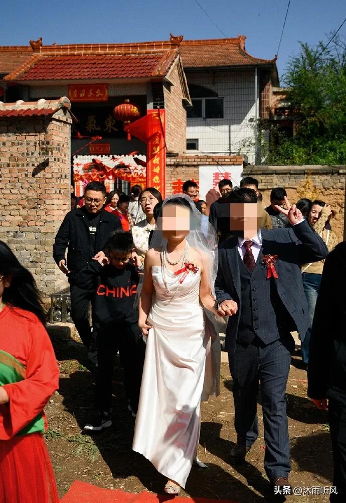 山西长治，最近出了一件稀奇事！一对新人结婚，女方订婚要了18万8的彩礼，结果结婚