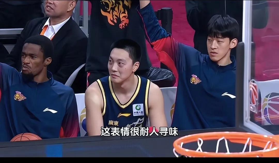 广东队意外输浙江，跟胡明轩发挥有很大关系。
&当徐杰打进一个三分时，他的表情跟队