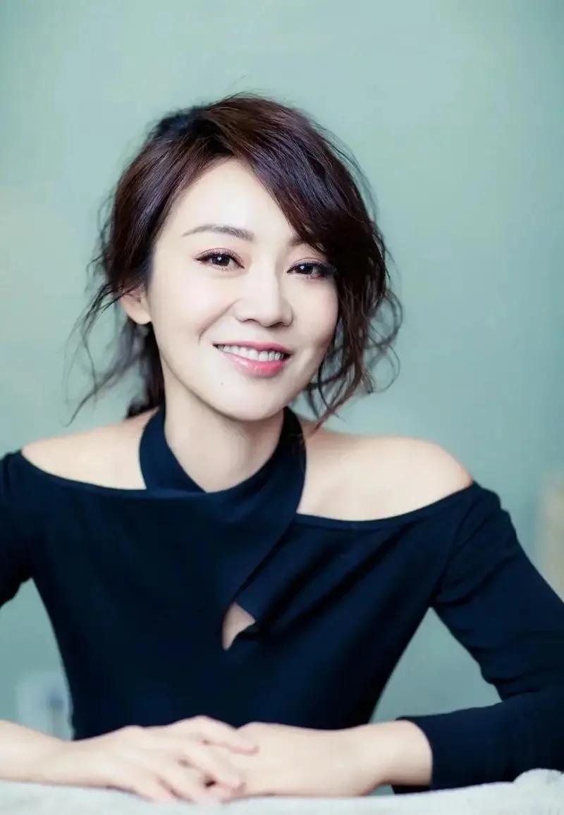闫妮说：“我在西安回北京的火车上，突发奇想给侯总发了一个微信，我说好久没接新戏了