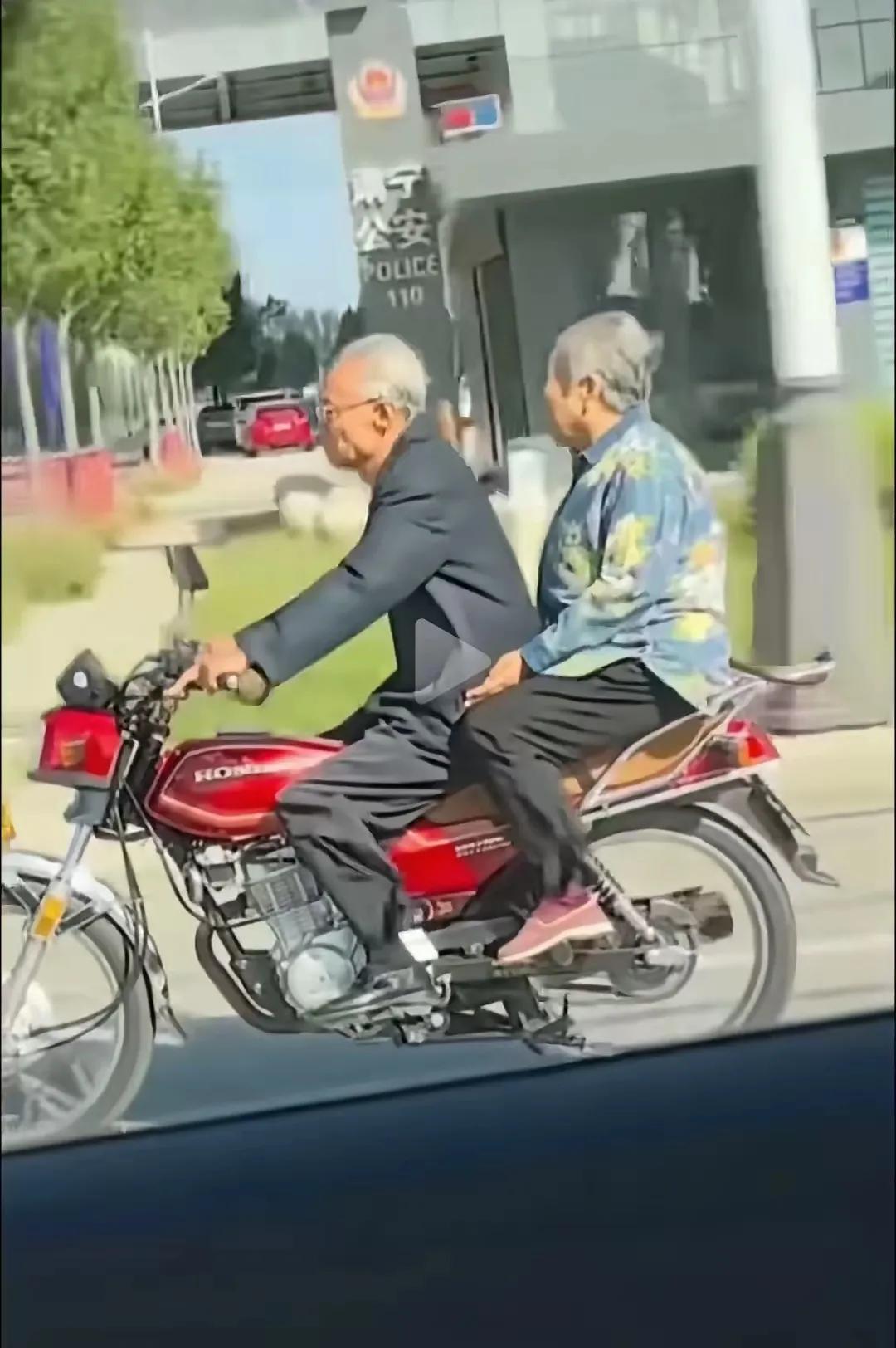 大爷还像当年潇洒的大爷，大妈已经不是当年的大妈。大爷骑着摩托车可得悠着点，大妈可
