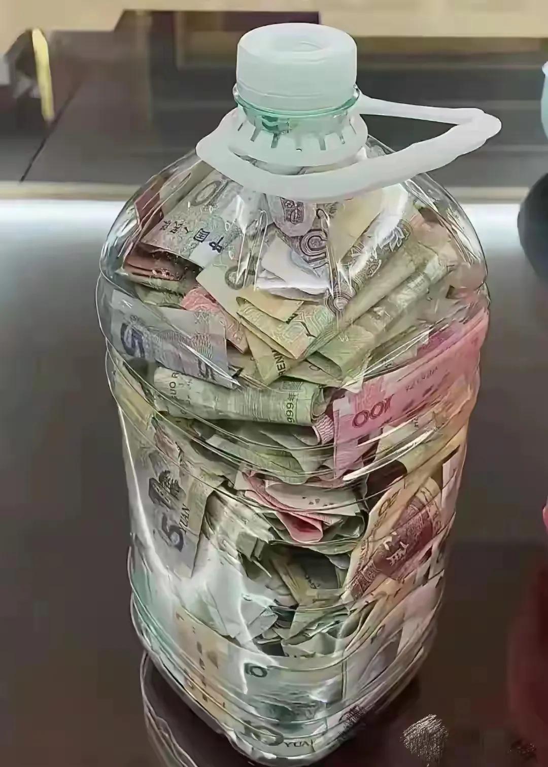 昨天礼拜天休息，老婆整理儿子的房间时，在他的床底下，意外的发现了一个装满现金零钱