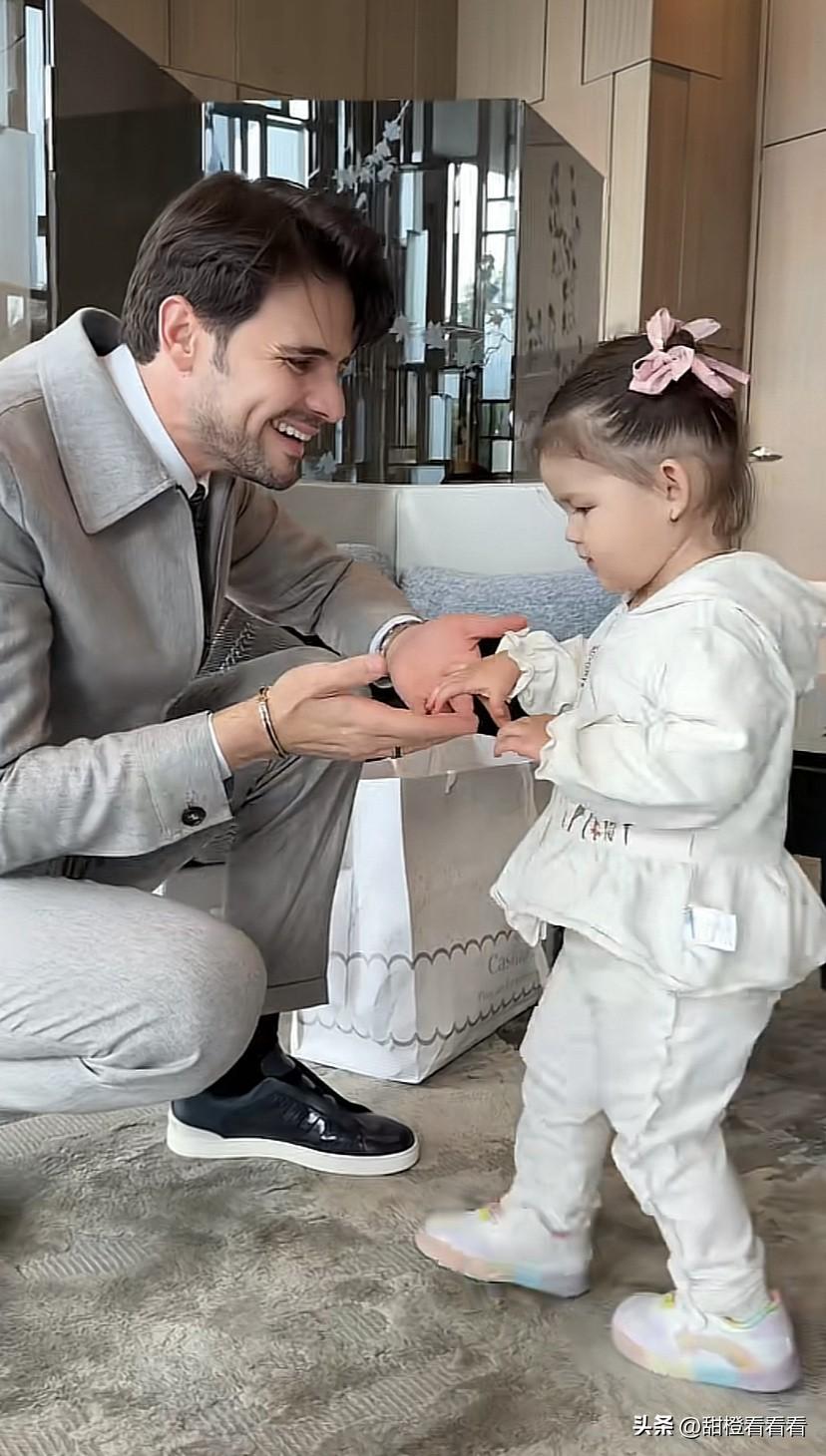 阿迪发了与女儿见面的视频，没想到女儿还记得他，三个月没见，有点生疏，不过没有影响