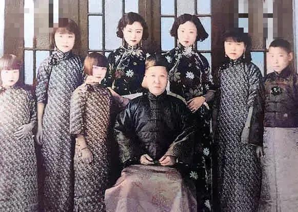 溥仪的父亲，中国最后一位“摄政王”载沣和子女们的合影。
照片前排中间的就是载沣了