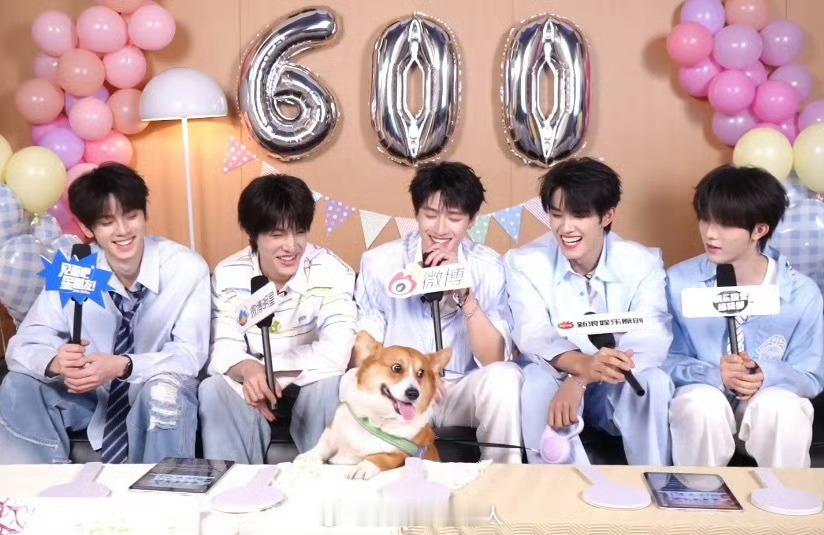 想魂穿啵啵此时此刻想魂穿啵啵。。五个人看啵啵眼睛里全是宠爱 