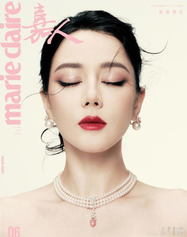 迪丽热巴达成五大女刊满贯！迪丽热巴出道多年，终于登上《嘉人》杂志封面。算上此前的