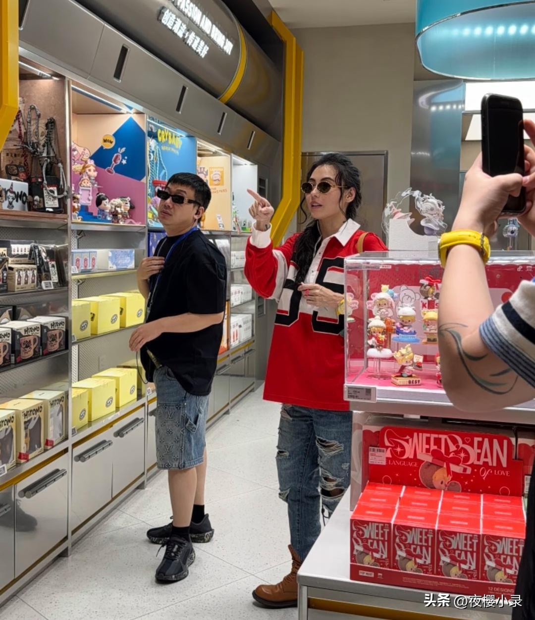 46岁张柏芝在海南三亚逛商场被偶遇，她扎着麻花辫，背着LV包包，造型非常抢眼！她