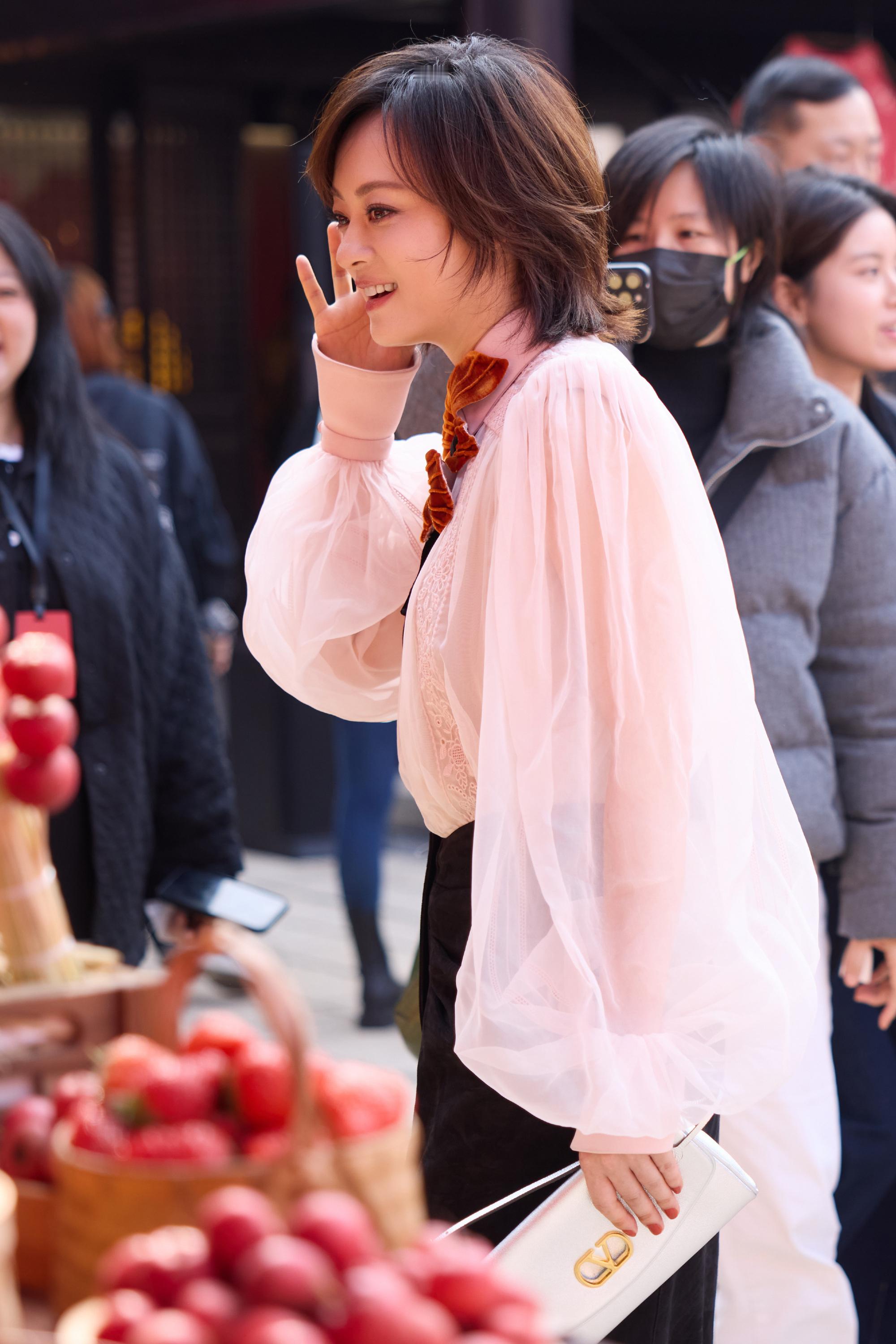 孙俪往那一站就是美孙俪这状态我真的瑞思拜！笑起来眉眼弯弯的，温柔得能掐出水来，姐