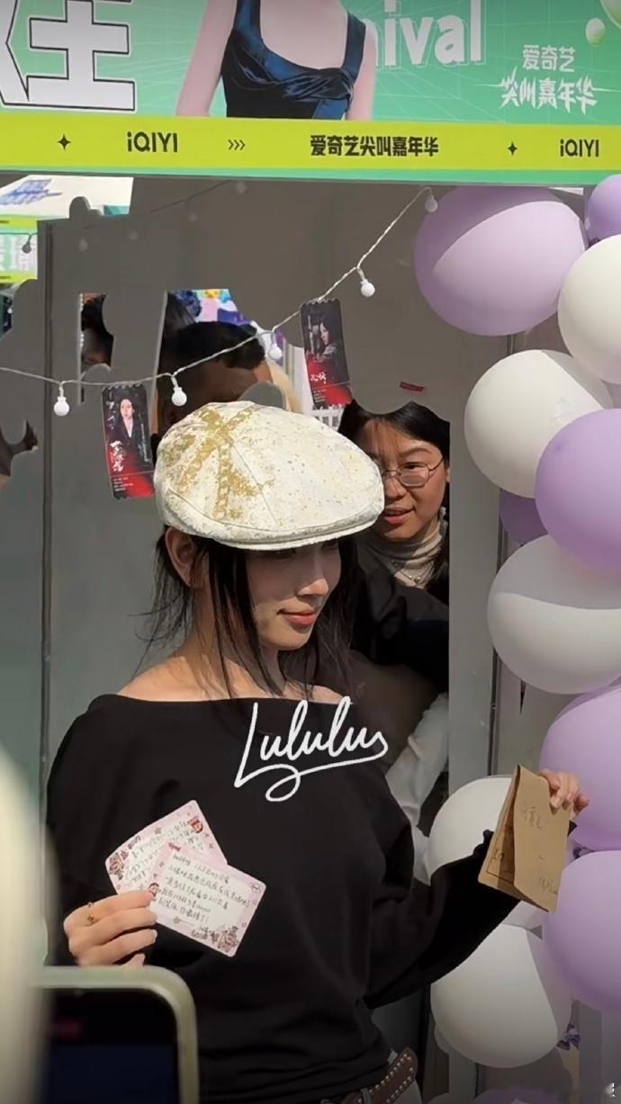 王楚然、沈月、代露娃于尖叫之夜打卡粉丝应援摊位，互动中流露自然亲切感，用简单举动