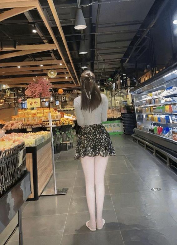 一双会发光的玉腿（小姐姐腿比我命还长啊）？