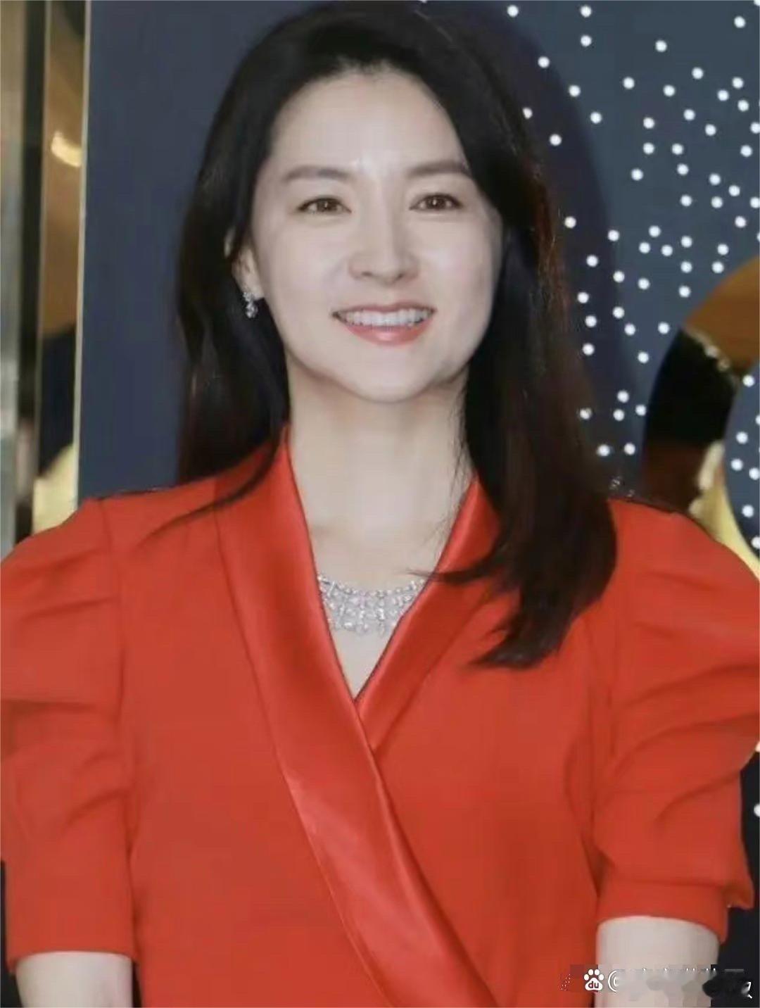 李英爱穿红裙真美，端庄又优雅，身材棒极了 ​​​