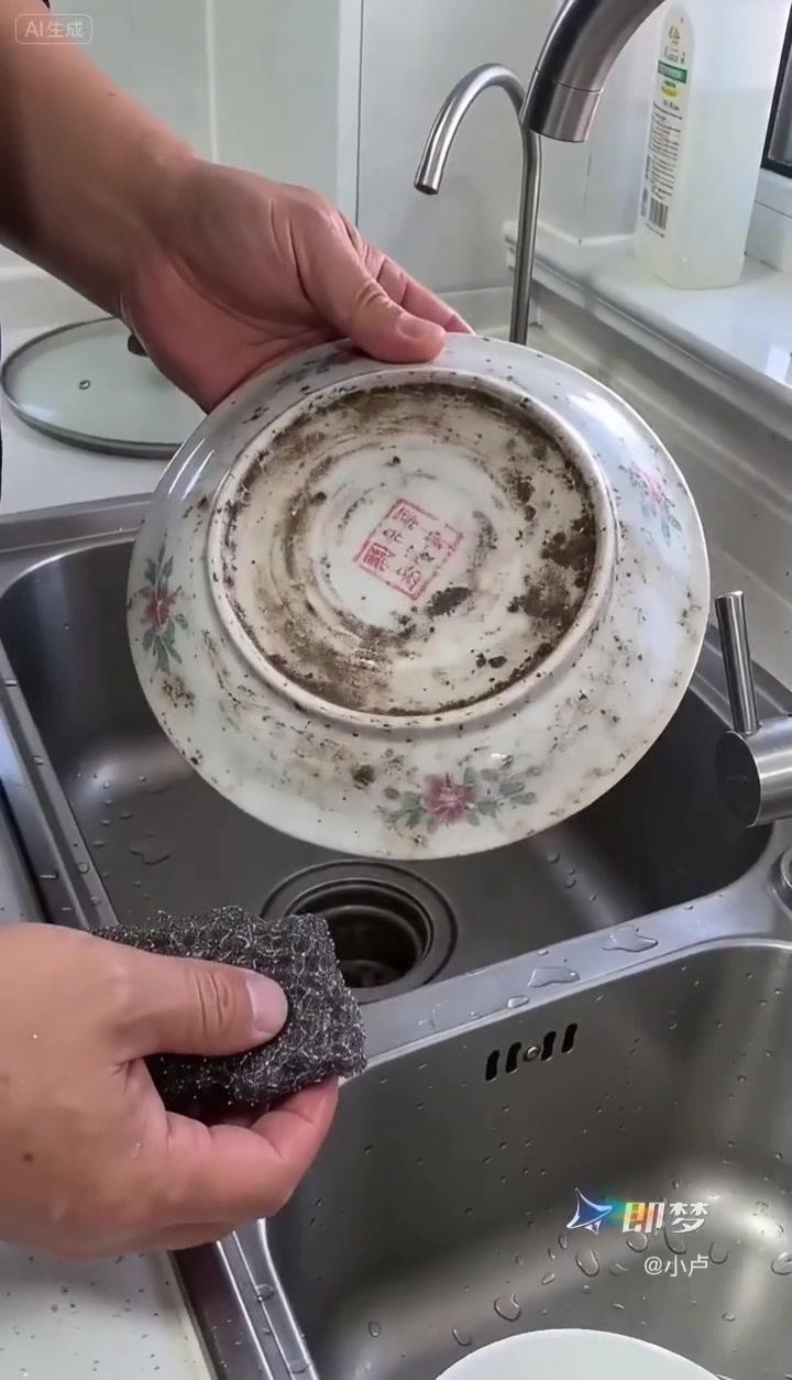 突然发现10块钱收的瓷盘是宝贝？🕵️‍♀️10块钱收的菜市场瓷盘，老板说放了十