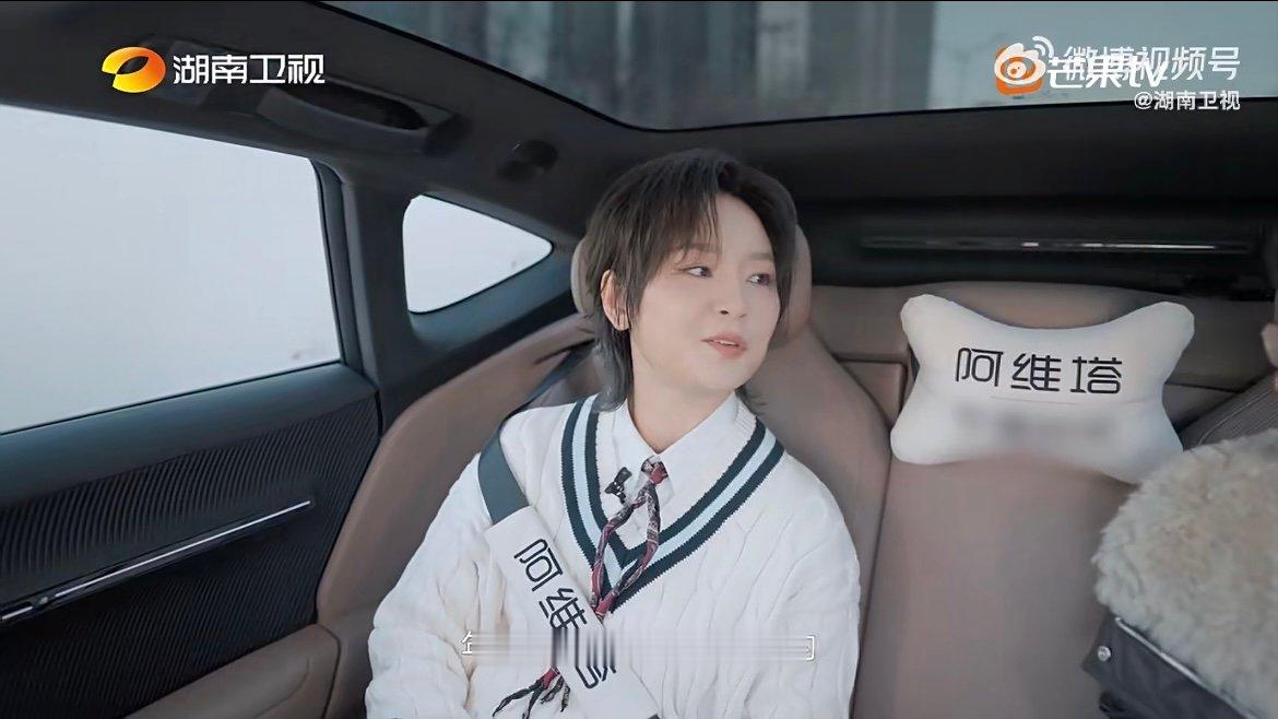 周笔畅回应造型争议周笔畅谈造型争议超有态度！早年对礼服虽不适仍大胆尝试，笑称青春