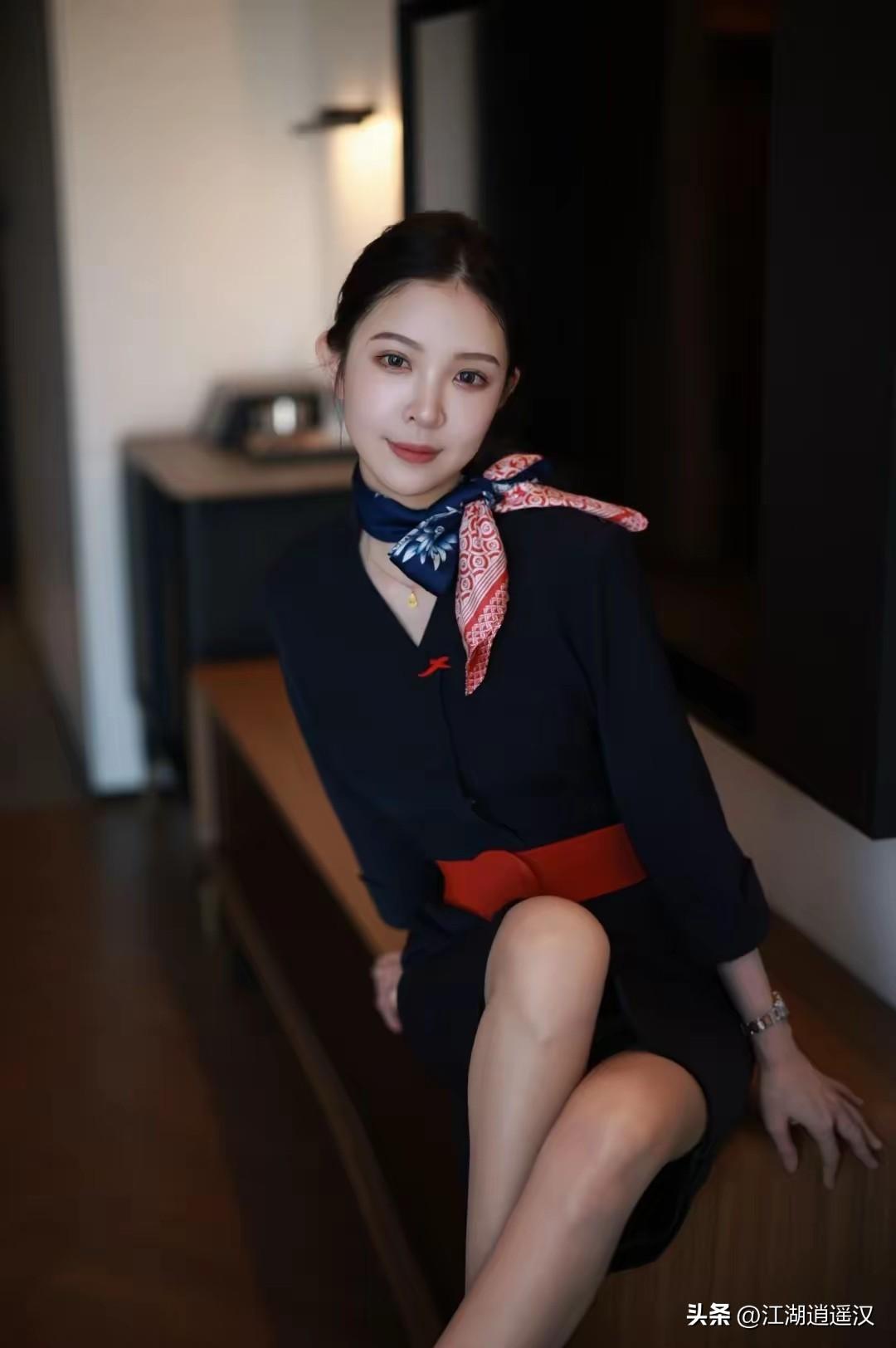 东航这套藏青制服真的太耐看了！利落的剪裁衬得人精神又干练，V领设计温柔又不失专业