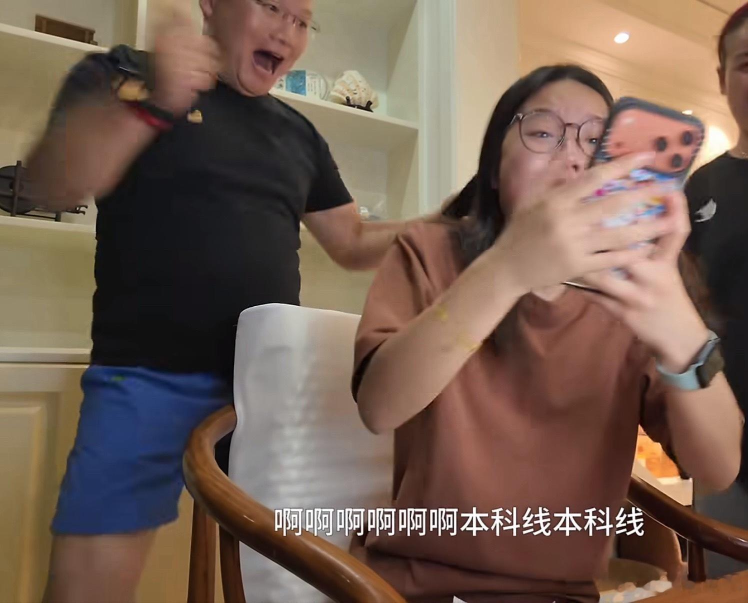 高考查分女孩视频走红我们总以为只有拔尖的分数才配得上掌声，却忘了对于普通家庭的孩