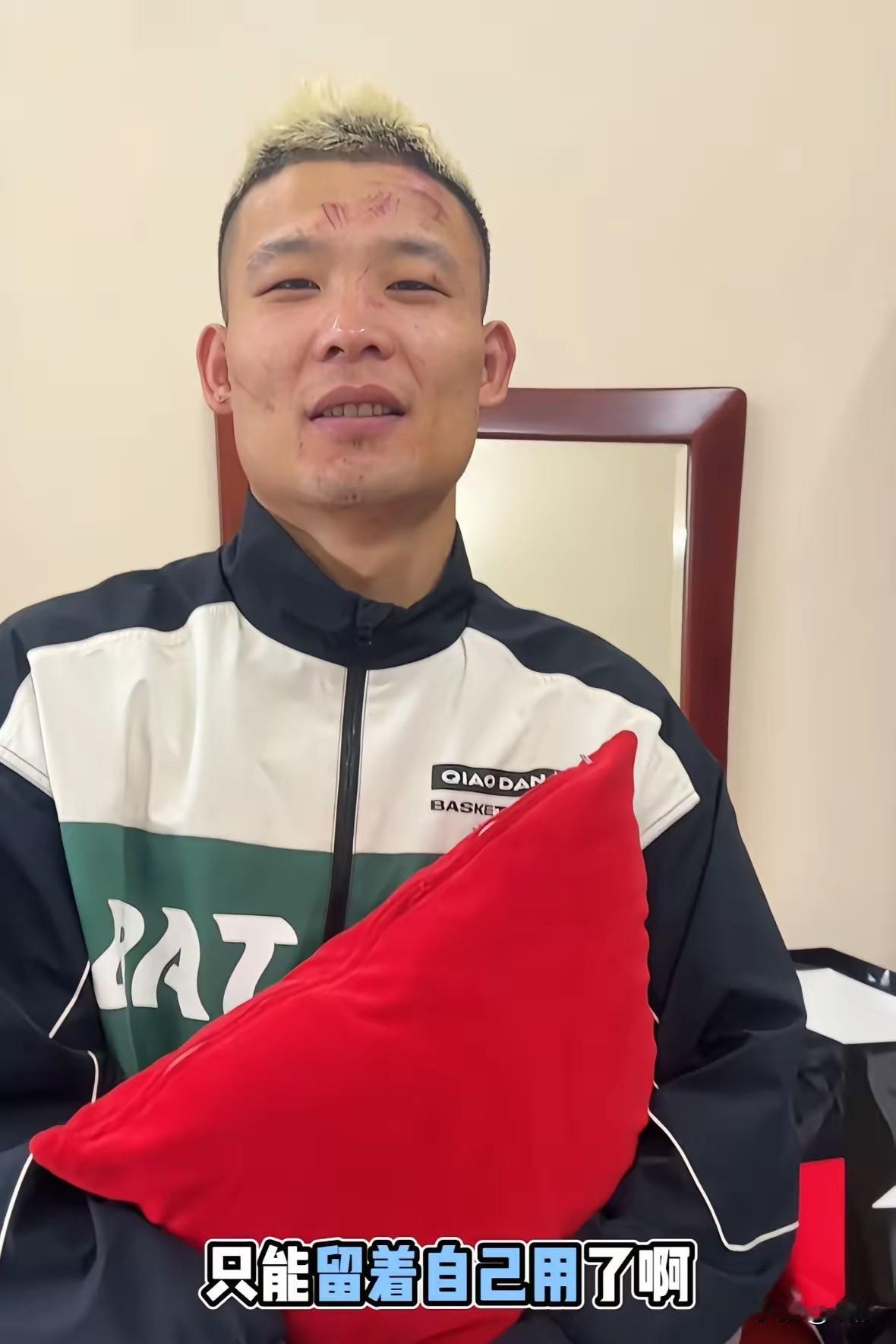 赵佳奇与阿曼塔耶夫比赛超有看点。
赛前赵佳奇送枕头调侃对手，结果两回合不到被击倒