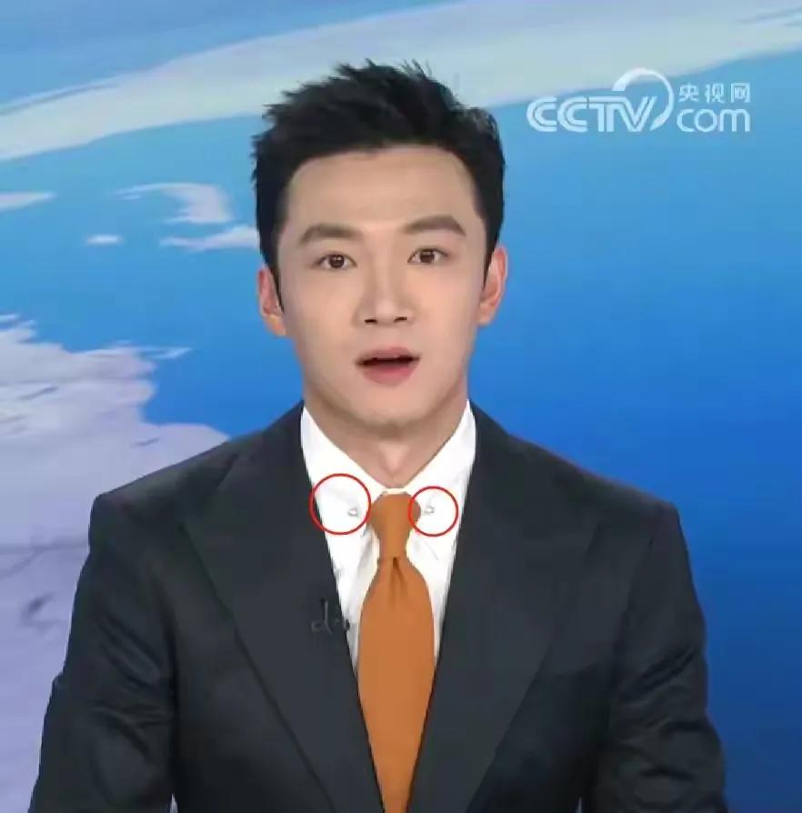 太亮眼了！张韬开央视男主播“装束细节”之先河，为了固定领带位置，竟将“珍珠卡针”