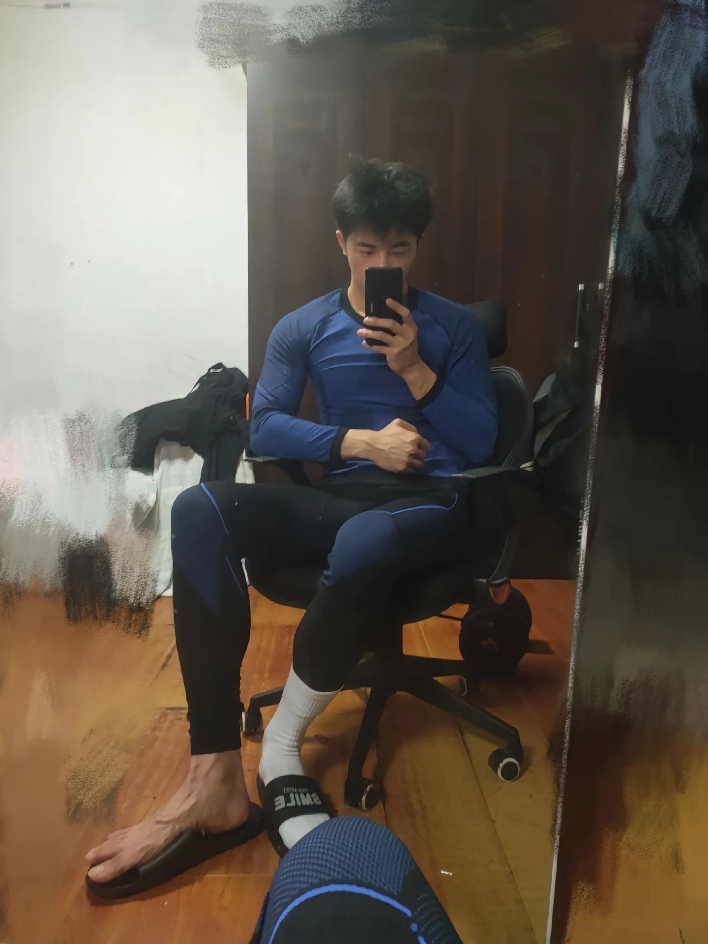 脚上的血管太帅了[舔屏] 