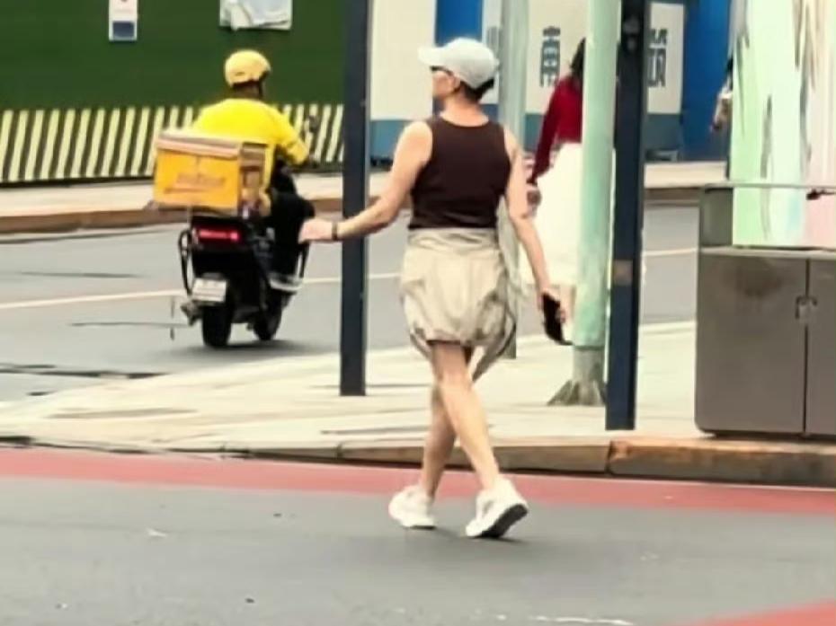 有网友在北京街头，偶遇宋丹丹，她本人好年轻啊！这身材纤细轻盈，不输小姑娘，说实话