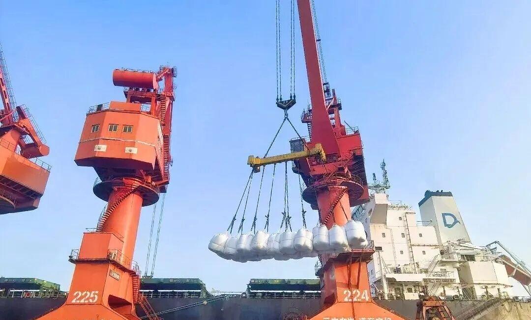 晒图笔记大赛近日，一艘满载六万余吨外贸氧化铝的船舶从青岛港董家口港区缓缓启航，标