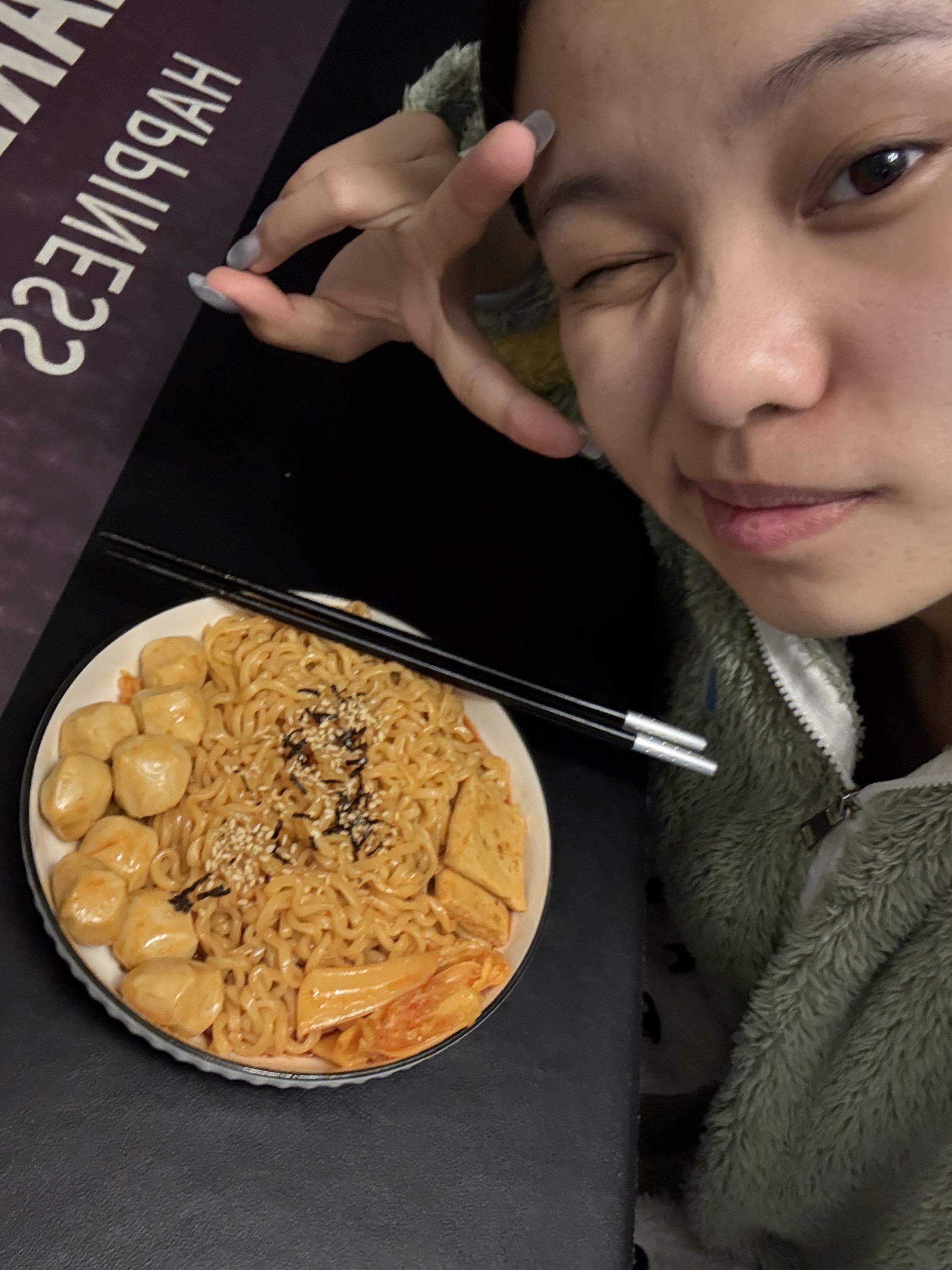 一些以前从来不敢发出来的素颜日常 我以前的每一张照片总是化好妆容找好角...