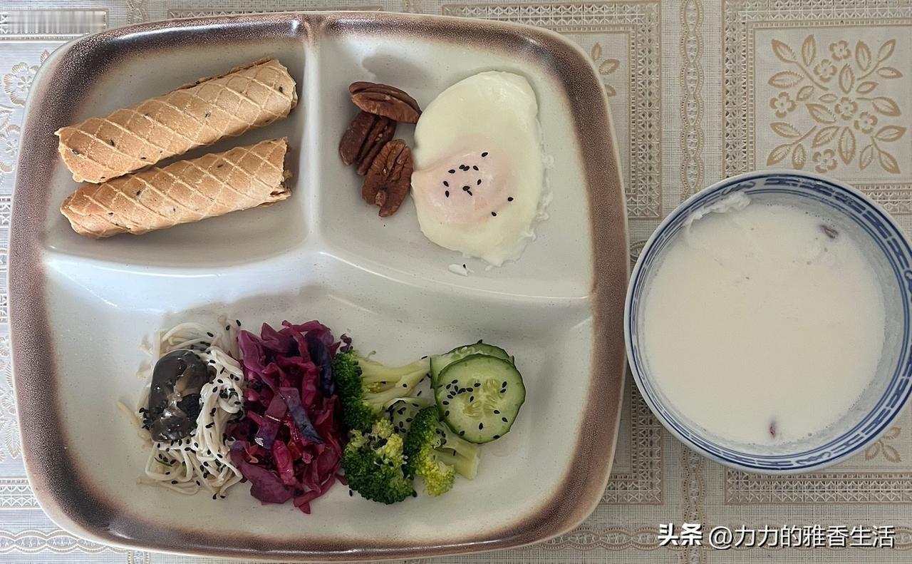 减脂控糖第四十八天，早餐和昨天一样：牛奶，30g醪糟，1颗枣，荷包蛋，坚果，紫甘