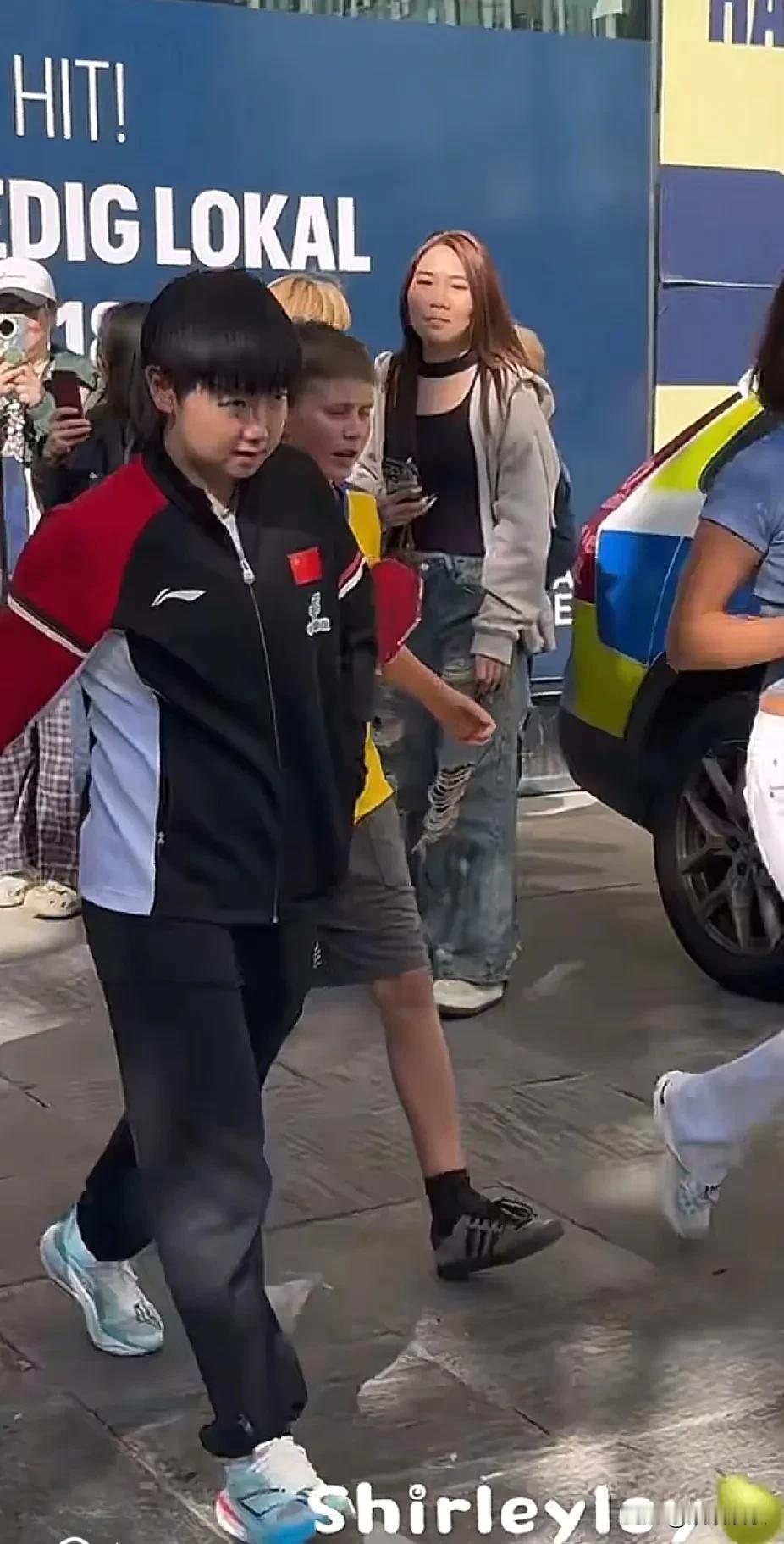 孙颖莎是真有能耐啊，你都不知道她多招人待见。
 
就说比赛完吧，她赢了球，转身要
